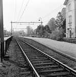 857675 Gezicht op het perron van het N.S.-station Velp te Velp.
